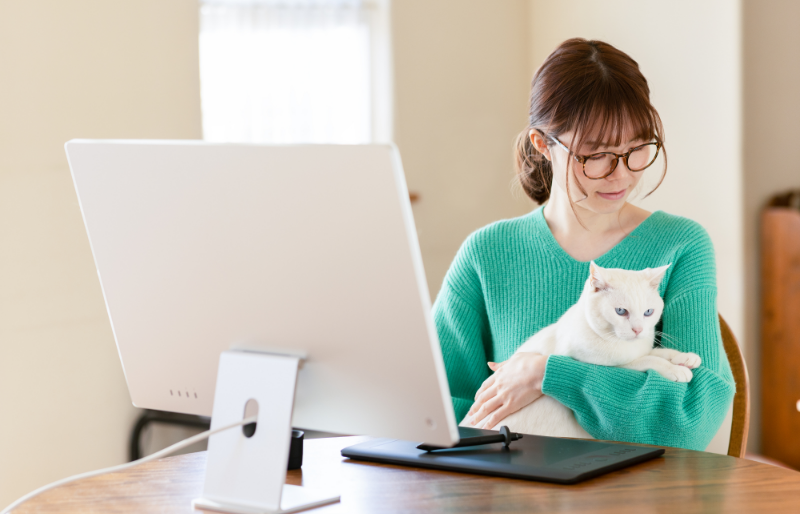 猫と触れ合う写真